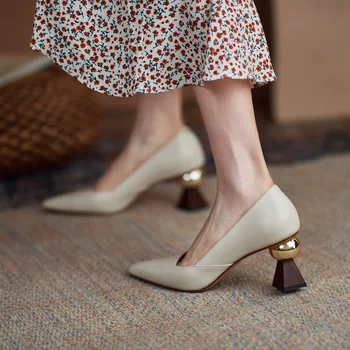 Дамски обувки-лодка Desinger със златен топка на висок ток и остри пръсти, необичайни обувки-лодки, кожени обувки на плитки обувки за жени, пролетно обувки