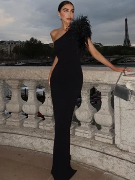 Жена макси рокля с пера на едното рамо, черно, дебнещ, секси, елегантна, дълга рокля за парти, вечерно облекло за рожден ден.