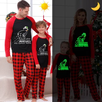 Семейни пижами, подходящи за Коледа, светещи, като снежинки са направили червена пижама