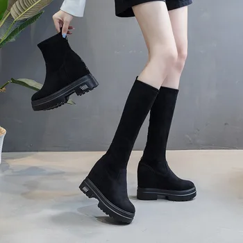 През есента и зимата 2023 година се появи ново допълнение към луксозен ботинкам над коляното дамски еластични ботуши над коляното на дебела подметка, с тънки ивовыми пирони женски
