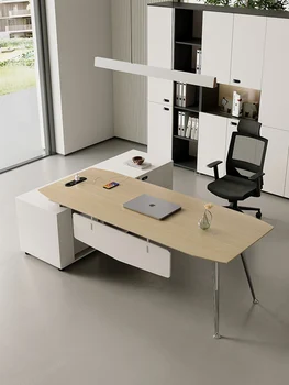 Прост, модерен ръководител на бюрото, на масата на супервайзера, комбинация от бяло офис бюрото и стола