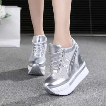 Нови дамски летни мрежести обувки на платформа, пролет-бели сребристи външни обувки на танкетке на висок ток 10 cm, дишаща ежедневни обувки за жени