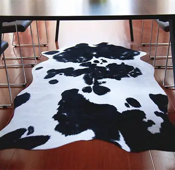 Черно-бял килим с шарките на волска кожа, нощни подложка за сядане в хотелската спалня